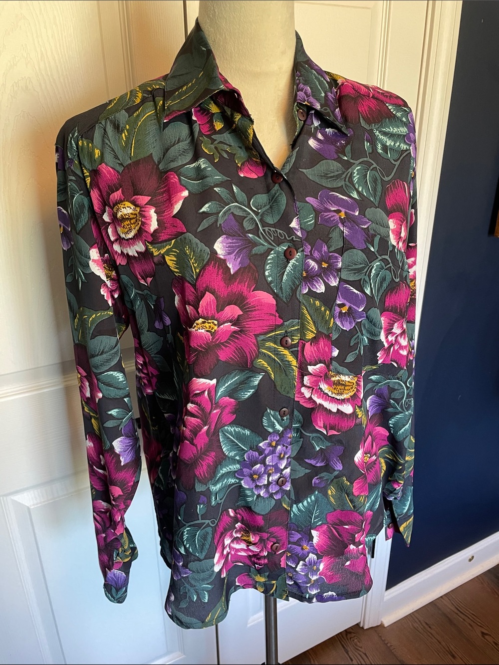 Vintage Silky Floral Button-Down Blouse‎ in Black and Magenta Size Medium